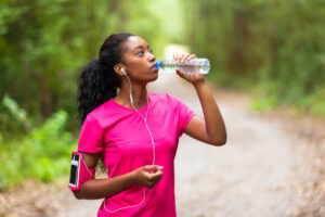 Beber bastante água é fundamental para emagrecer com saúde.