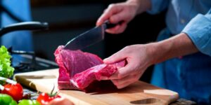 O consumo de proteína animal é importante, entretanto dê preferência a carnes magras